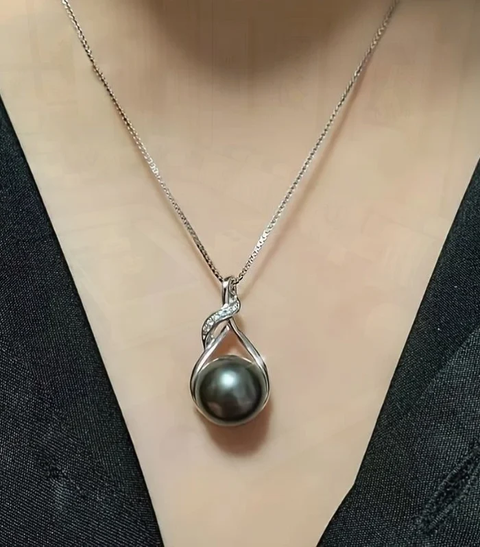 Women's handcrafted necklace-Tahitianblack pearl.